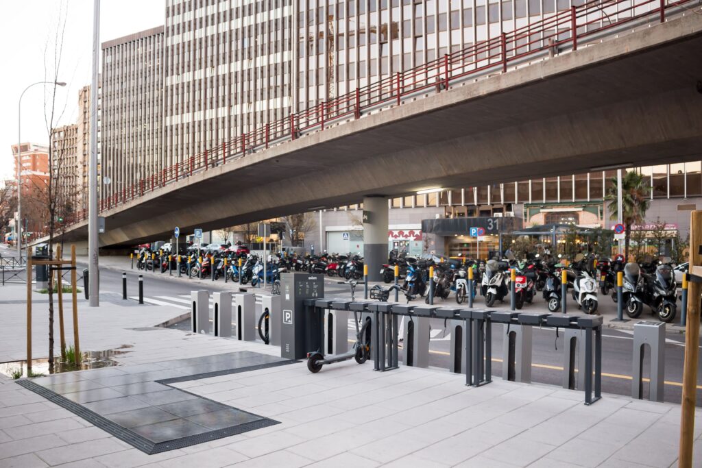 Station de recharge solaire pour scooters et vélos électriques