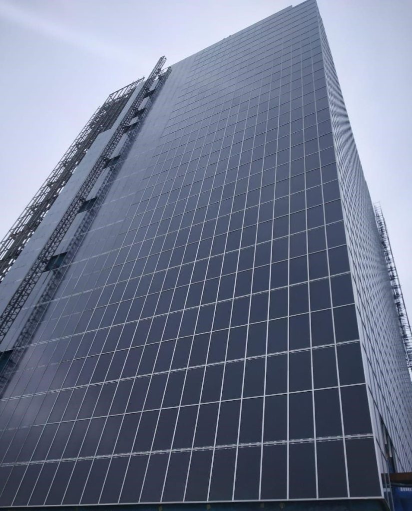 Tecnología BIPV en edificios comerciales.