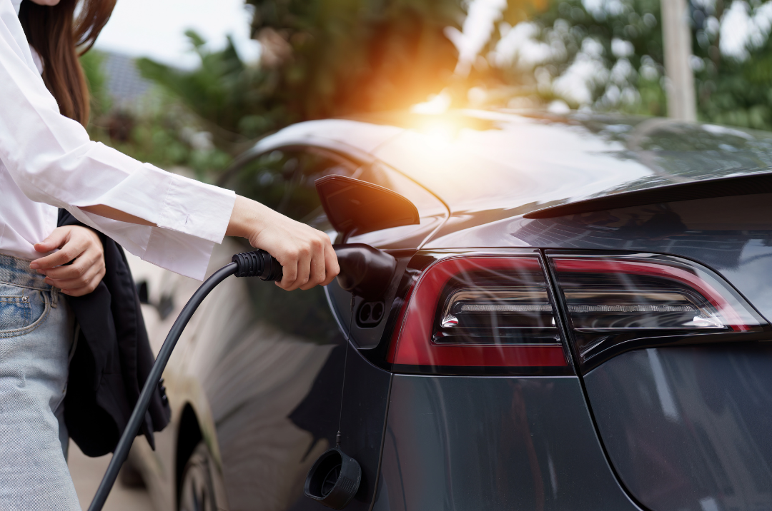 ¿Cómo cargar un coche eléctrico con placas solares?